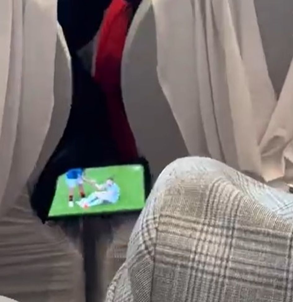 Old Firm, invitati a un matrimonio beccati a guardare il derby sul cellulare- immagine 2