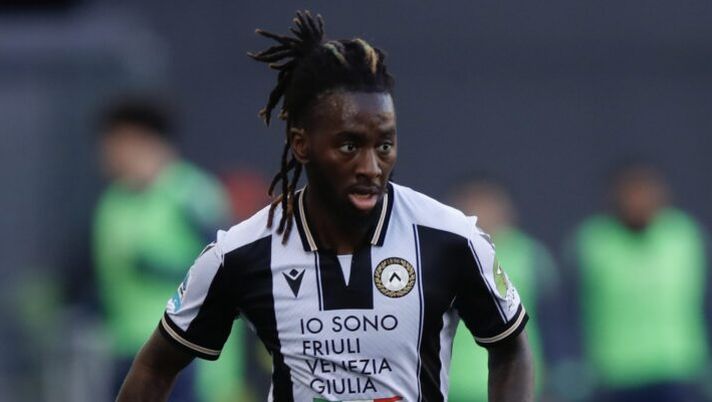 UDINE, ITALY - DECEMBER 01: Jordan Zemura of Udinese in action during the Serie A match between Udinese and Genoa at Stadio Friuli on December 01, 2024 in Udine, Italy. (Photo by Timothy Rogers/Getty Images) Tutti gli assist di giornata: c’è il +1 per Ekkelenkamp e Zemura contro il Monza - immagine 1