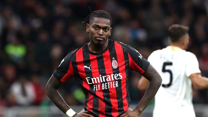 MILAN, ITALY - OCTOBER 24: Rafael Leao of AC Milan reacts during the Serie A match between AC Milan and Pisa SC at Giuseppe Meazza Stadium on October 24, 2025 in Milan, Italy. (Photo by Marco Luzzani/Getty Images) Barsotti (DAZN): “Contro l’Atalanta la prestazione di Leao è stata in ombra” - immagine 1