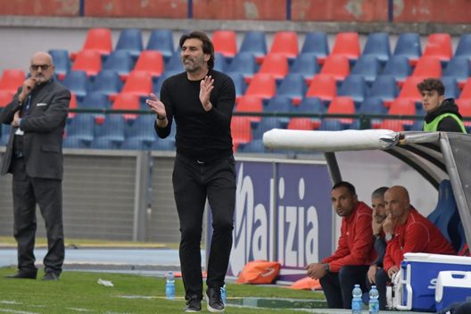 Cosenza, Italia - calcio Cosenza vs Palermo - Campionato di calcio Serie BKT 2022/2023Stadio San Vito Marulla. Nella foto: Willaim VialiNovember 12, 2022 Cosenza, Italy - sport, soccer - Cosenza vs Palermo - Italian Football Championship League BKT 2022/2023 - San Vito-Marulla stadium.In the pic: William Viali  Cosenza Palermo