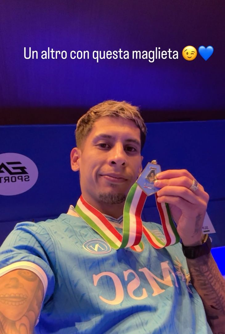 Coppa, sorrisi e sigari: gli azzurri festeggiano la Supercoppa! –  LE FOTO - immagine 11