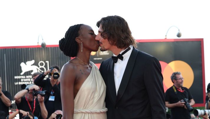 Festival di Venezia, Paola Egonu sfila sul red carpet con il fidanzato Leonardo - immagine 1