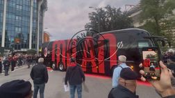 VIDEO – Milan-Liverpool, pullman rossonero arrivato a San Siro | PM News