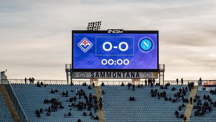 'La virtù affronterà la furia con le armi': questo il grido di battaglia lanciato dall'account Instagram della Società Sportiva Calcio Napoli all'interno della descrizione annessa ad un post che presenta una serie di scatti con protagonista lo Stadio Artemio Franchi, il cui pubblico è in trepidante attesa del fischio d'inizio della sfida tra la Fiorentina e la compagine azzurra. La testimonianza di un tifoso azzurro a Firenze: “Minacce verso me e la mia famiglia” - immagine 1