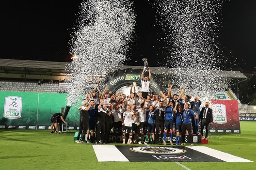 LA SPEZIA, ITALY - AUGUST 20: Players of ASC Spezia celebrate promotion to Serie A during the Serie B Playoff Final second leg match between Spezia Calcio and Frosinone Calcioon August 20, 2020 in La Spezia, Italy. (Photo by Gabriele Maltinti/Getty Images for Lega Serie B) Spezia-Verona, probabili formazioni: Zaffaroni e Semplici per la salvezza. C’è Verdi- immagine 4