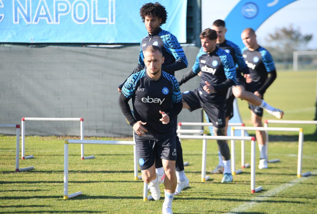 GALLERY Allenamento a Castel Volturno, si rivede Natan: le foto della seduta- immagine 1