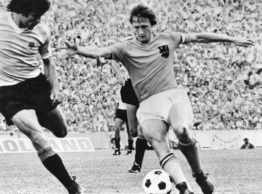 Johan Cruijff con la maglia dell'Olanda. Olanda, patria del calcio totale: la nascita e l’influenza di questo stile- immagine 3