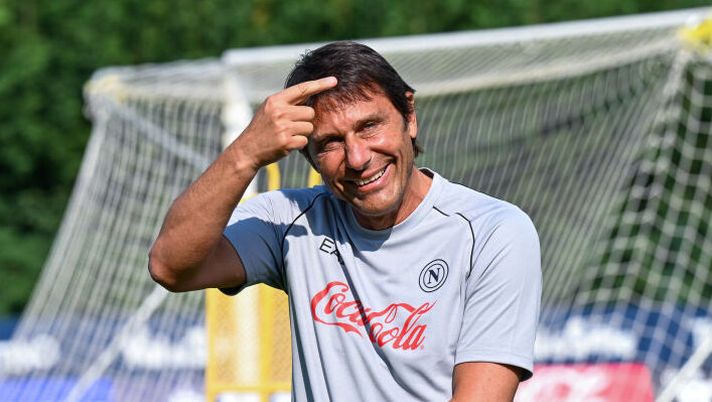 DIMARO, ITALY - JULY 11: SSC Napoli Head Coach Antonio Conte attending at the first training of the 24/25 season on July 11, 2024 in Dimaro, Italy. (Photo by SSC NAPOLI/SSC NAPOLI via Getty Images) CorSport svela: “Napoli, questo giocatore sta stupendo tutti per la sua tenuta fisica” - immagine 1