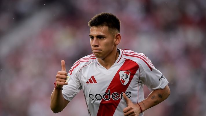 BUENOS AIRES, ARGENTINA - NOVEMBER 10: Claudio Echeverri of River Plate gestures during a Liga Profesional 2024 match between River Plate and Barracas Central at Estadio Mas Monumental Antonio Vespucio Liberti on November 10, 2024 in Buenos Aires, Argentina. (Photo by Marcelo Endelli/Getty Images) Roma, non cambia la situazione per Echeverri: il punto di Fabrizio Romano. George… - immagine 1