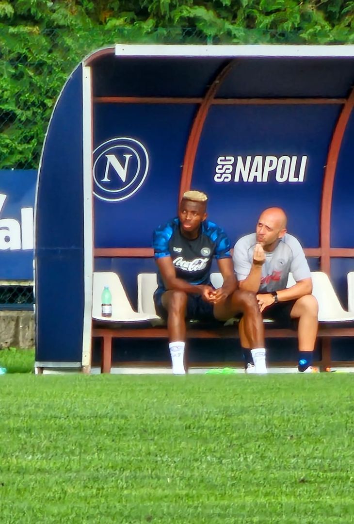 Anche oggi allenamento personalizzato per l'attaccante del Napoli Victor Osimhen, il quale non ha preso parte alla partitella di fine seduta, assistendo al match dalla panchina azzurra.