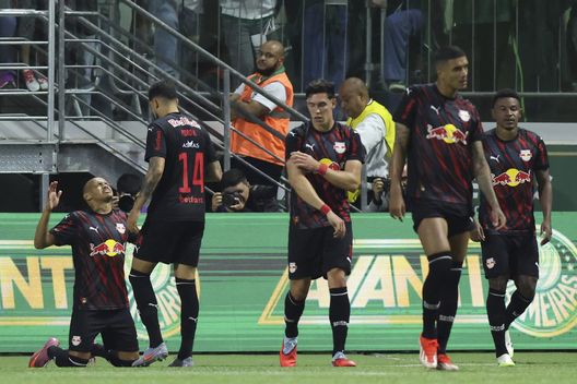SAN PAOLO, BRASILE – 15 OTTOBRE: John John del Bragantino festeggia con i compagni dopo aver segnato il primo gol della squadra durante una partita del Brasileirão 2025 tra Palmeiras e Bragantino, disputata all’Allianz Parque il 15 ottobre 2025 a San Paolo, Brasile. (Foto di Alexandre Schneider/Getty Images) Streaming Bragantino-Corinthians: Diretta TV, live gratis e probabili formazioni- immagine 3
