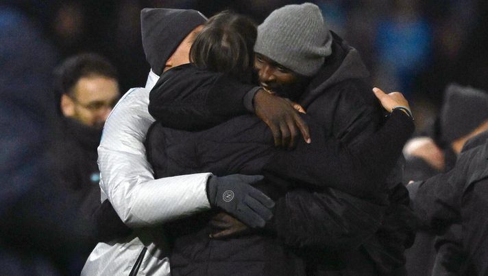NAPLES, ITALY - NOVEMBER 22: Antonio Conte SSC Napoli head coach celebrates the victory with Romelu Lukaku of SSC Napoli during the Serie A match between SSC Napoli and Atalanta BC at Stadio Diego Armando Maradona on November 22, 2025 in Naples, Italy. (Photo by Francesco Pecoraro/Getty Images) lukaku napoli