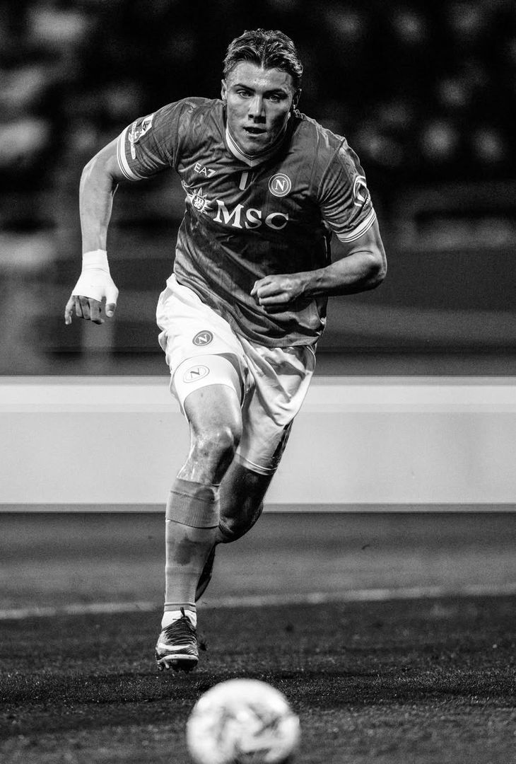 L'esaltazione fulminea generata dal gol-lampo di McTominay e lo spirito di sacrificato mostrato dagli azzurri nell'arco dell'intera gara: due sensazioni umane che vanno a comporre il riassunto 'in bianco e nero' di Cagliari-Napoli realizzato dall'admin dell'account Instagram della compagine partenopea.