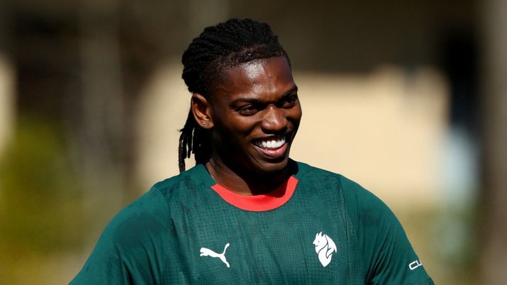 Rafael Leao (attaccante AC Milan), qui durante una seduta di allenamento con i rossoneri a Milanello | News (Getty Images) Leao recuperato per Napoli-Milan: sarà titolare? Ecco con chi entra in ballottaggio