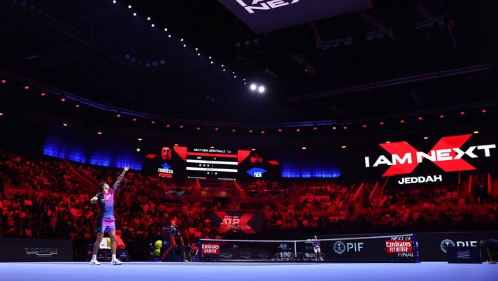 JEDDAH, SAUDI ARABIA - DECEMBER 22: Joao Fonseca of Brazil serves against Learner Tien of USA during their Men's Final match on day five of the Next Gen ATP Finals presented by PIF at King Abdullah Sports City on December 22, 2024 in Jeddah, Saudi Arabia. (Photo by Francois Nel/Getty Images) Tutto lo sport in streaming gratis: calendario 15-21 dicembre e diretta tv - immagine 1