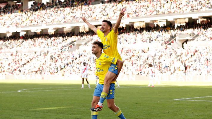 MADRID, SPAIN - JANUARY 20: Javi Munoz of UD Las Palmas celebrates scoring his team's second goal with teammate Munir El Haddadi during the LaLiga EA Sports match between Rayo Vallecano and UD Las Palmas at Estadio de Vallecas on January 20, 2024 in Madrid, Spain. (Photo by Gonzalo Arroyo Moreno/Getty Images) Las Palmas, che caos per la trasferta negli USA - immagine 1