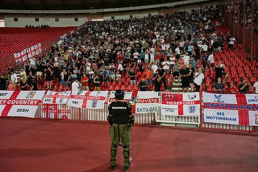 Un poliziotto controlla la tifoseria ospite. (Photo by OLIVER BUNIC/AFP via Getty Images) La Serbia teme nuovi scontri tra tifosi: nessun biglietto per la trasferta in Inghilterra- immagine 3