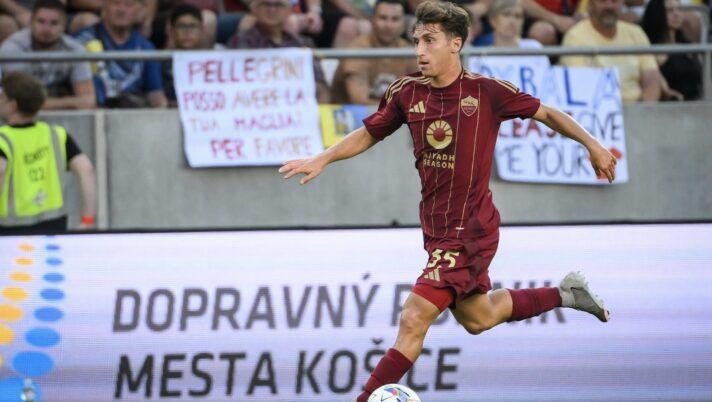 KOSICE, SLOVAKIA - JULY 22: Tommaso Baldanzi of AS Roma in action during the Pre-season Friendly match between Kosice and AS Roma at Kosicka Futbalova Arena on July 22, 2024 in Kosice, Slovakia. (Photo by Fabio Rossi/AS Roma via Getty Images) Baldanzi: “Ho lavorato sul fisico, non sono così grosso! Questi i miei obiettivi” - immagine 1