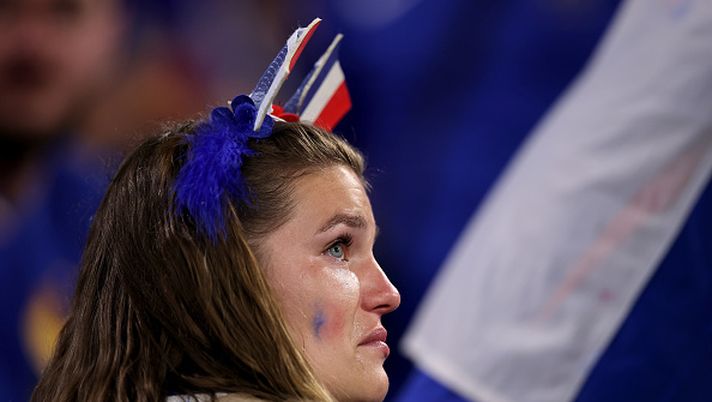 MUNICH, GERMANY - JULY 09: A dejected fan of France reacts to defeat to Spain after the UEFA EURO 2024 Semi-Final match between Spain and France at Munich Football Arena on July 09, 2024 in Munich, Germany. (Photo by Alex Grimm/Getty Images) Sangue rojo, altro che bleu - immagine 1