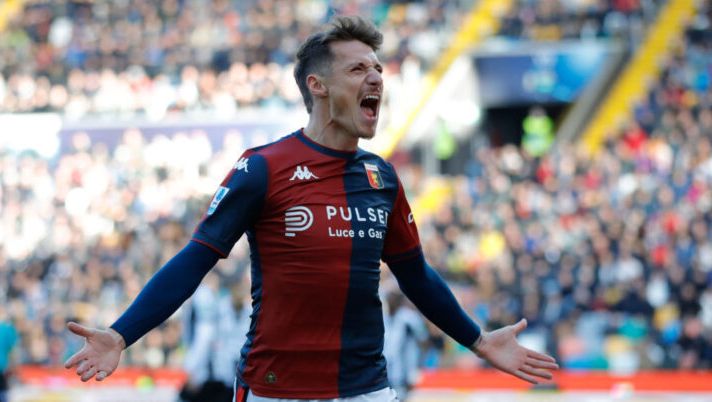 UDINE, ITALY - DECEMBER 01: Andrea Pinamonti of Genoa celebrates scoring the opening goal during the Serie A match between Udinese and Genoa at Stadio Friuli on December 01, 2024 in Udine, Italy. (Photo by Timothy Rogers/Getty Images) Tutti gli attaccanti divisi fascia per fascia: chi schierare al fantacalcio alla 25a giornata - immagine 1