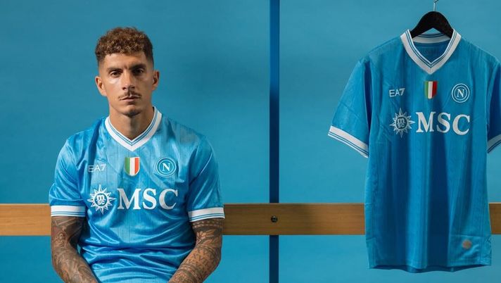 Tutti pazzi per il nuovo kit dei campioni d'Italia: i tifosi del Napoli bloccano il sito ufficiale del club per qualche minuto! maglia napoli 2025/26