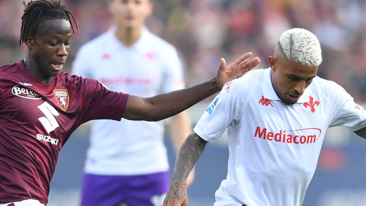 TURIN, ITALY - NOVEMBER 03: Dodo of Fiorentina is challenged by Alieu Eybi Njie of Torino during the Serie A match between Torino and Fiorentina at Stadio Olimpico di Torino on November 03, 2024 in Turin, Italy. (Photo by Valerio Pennicino/Getty Images) Dodo: “Tanti cambi ma siamo tornati un grande gruppo. Ho lavorato tanto” - immagine 1