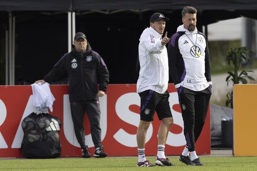 Julian Nagelsmann, CT della Germania, e Sandro Wagner, suo ex vice, durante una sessione di allenamento con la Nazionale tedesca prima dell'incarico di Wagner sulla panchina dell'Augsburg. (Foto di Maja Hitij/Getty Images) Wagner