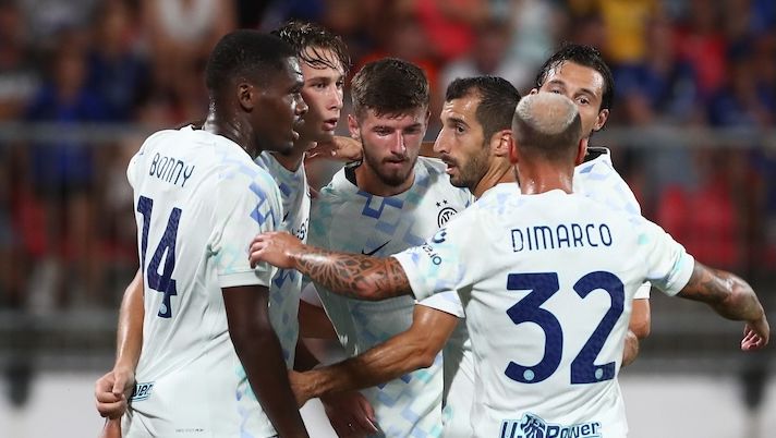MONZA, ITALY - AUGUST 12: Pio Esposito of FC Internazionale celebrates with his team-mates after scoring their team's second goal during the Pre-season Friendly match between AC Monza and FC Internazionale at U-Power Stadium on August 12, 2025 in Monza, Italy. (Photo by Marco Luzzani/Getty Images) Inter, tutti i segnali dal 2-2 col Monza: brilla Pio Esposito, promossi, rimandati e Sucic… - immagine 1