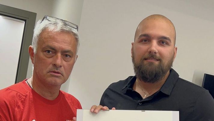 Roma, a Trigoria ritratti speciali per Mou e giocatori: il regalo dell’artista Roma, a Trigoria ritratti speciali per Mou e giocatori: il regalo dell’artista - immagine 1