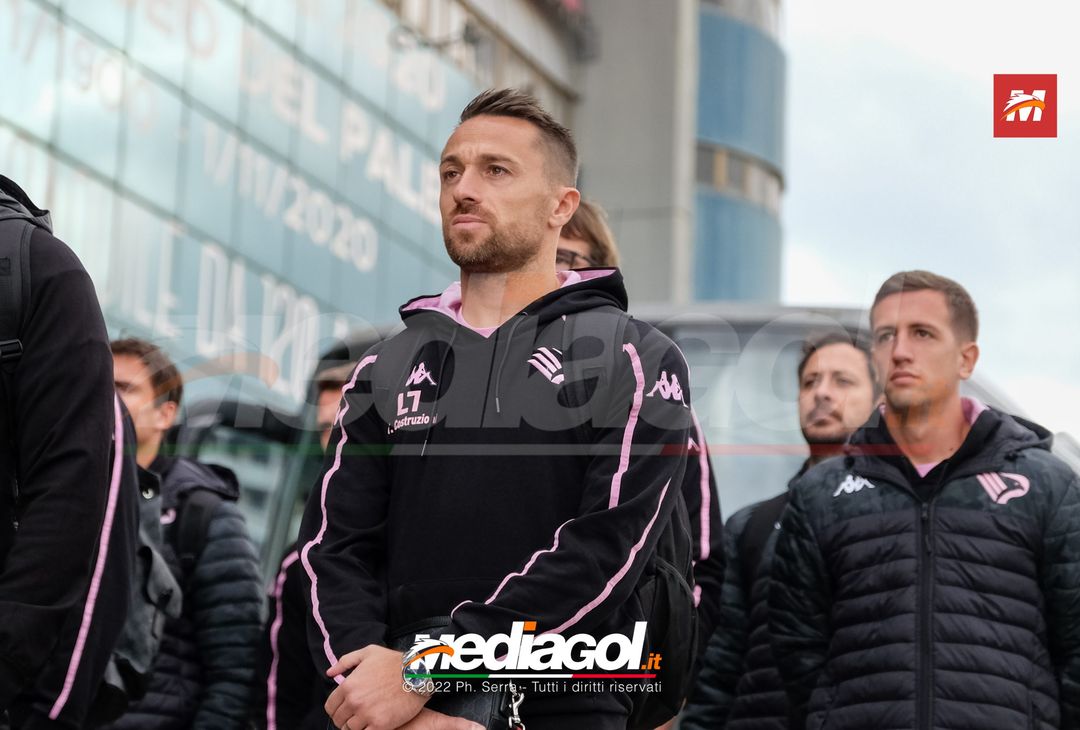 FOTO Palermo: la squadra verso Benevento. Cori e striscioni al “Barbera” (La Gallery) - immagine 12