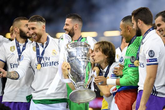Cardiff, Galles - 3 giugno 2017: Luka Modrić bacia il trofeo della Champions League. (Foto di Matthias Hangst/Getty Images) Luka Modric al Milan, ora è ufficiale: la leggenda croata sbarca in Serie A- immagine 4