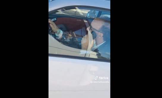 Bufera social su Benigni: l’attore beccato al volante senza cintura e al telefono Bufera social su Benigni: l’attore beccato al volante senza cintura e al telefono - immagine 1