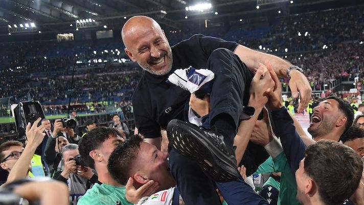 ROME, ITALY - MAY 14: Vincenzo Italiano, Head Coach of Bologna, is lifted up by his players after the team's victory in the Coppa Italia Final match between AC Milan and Bologna at Stadio Olimpico on May 14, 2025 in Rome, Italy. (Photo by Marco Rosi/Getty Images) Italiano sul rinnovo: “Il discorso era aperto, ecco cosa ci siamo detti. Mi trovo bene qui” - immagine 1