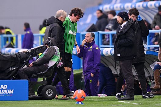 Andrea Pinamonti oggi all'uscita dal campo contro la Fiorentina (Photo by Alessandro Sabattini/Getty Images) Sassuolo, rosso a Fabio Grosso, salta San Siro: 'Ma Pinamonti non sembra così grave'...