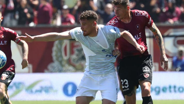 REGGIO CALABRIA, ITALY - MAY 06: Michele Camporese of Reggina competes for the ball with Alessandro Gabrielloni of Como during Serie B match played beetween Reggina 1914 and Como 1907 at Stadio Oreste Granillo on May 06, 2023 in Reggio Calabria, Italy. (Photo by Maurizio Lagana/Getty Images) Gabrielloni: “Ecco chi prendere al fantacalcio del Como: è giovane e ha qualcosa in più” - immagine 1