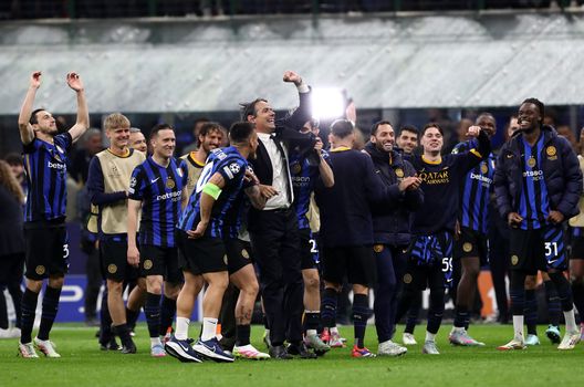 MILANO, ITALIA - 6 MAGGIO: Simone Inzaghi, allenatore dell'FC Internazionale, festeggia con i suoi giocatori a fine partita dopo la vittoria della squadra e il successivo passaggio in finale dopo la semifinale di ritorno della UEFA Champions League 2024/25 tra FC Internazionale Milano e FC Barcellona allo stadio Giuseppe Meazza, il 6 maggio 2025 a Milano, Italia. (Foto di Marco Luzzani/Getty Images) Inzaghi Luis Enrique