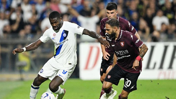SALERNO, ITALY - SEPTEMBER 30: Marcus Thuram of FC Internazionale battles for possession with Grigoris Kastanos of US Salernitana during the Serie A TIM match between US Salernitana and FC Internazionale at Stadio Arechi on September 30, 2023 in Salerno, Italy. (Photo by Francesco Pecoraro/Getty Images) Gol e milioni d’ingaggio: il nuovo derby milanese è fra Okafor e Thuram - immagine 1