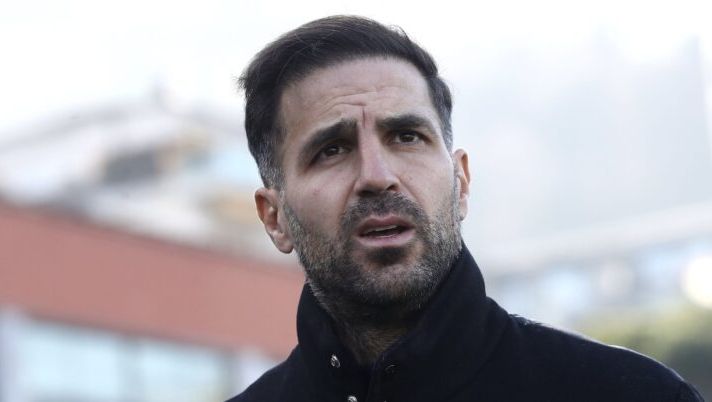 COMO, ITALY - JANUARY 03: Como 1907 coach Cesc Fabregas looks on during the Serie A match between Como 1907 and Udinese Calcio at Giuseppe Sinigaglia Stadium on January 03, 2026 in Como, Italy. (Photo by Marco Luzzani/Getty Images) Fabregas: “Addai in panchina! Diao, Morata, Vojvoda, Baturina, Paz e le voci su Da Cunha al Marsiglia…” - immagine 1