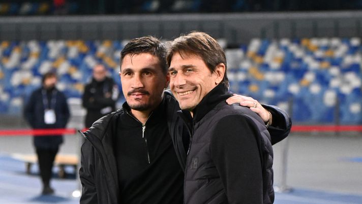 NAPLES, ITALY - DECEMBER 03: Fabio Pisacane, Head Coach of Cagliari, and Antonio Conte, Head Coach of SSC Napoli, pose for a photo prior to the Coppa Italia round of 16 match between SCC Napoli and Cagliari Calcio at Stadio Diego Armando Maradona on December 03, 2025 in Naples, Italy. (Photo by Francesco Pecoraro/Getty Images) Al Napoli il clean sheet manca da 11 giornate, i peggiori in Serie A in un dato - immagine 1