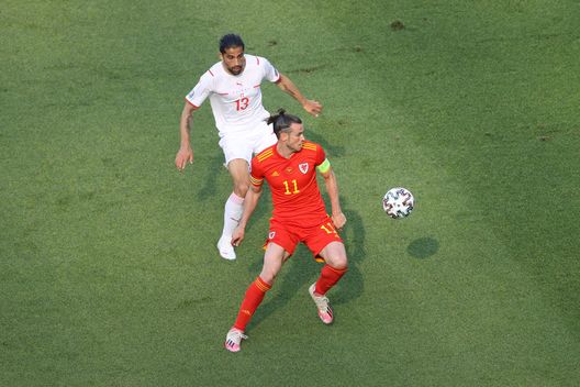 BAKU, AZERBAIJAN - JUNE 12: Gareth Bale of Wales is closed down by Ricardo Rodriguez of Switzerland during the UEFA Euro 2020 Championship Group A match between Wales and Switzerland at the Baku Olympic Stadium on June 12, 2021 in Baku, Azerbaijan. (Photo by Naomi Baker/Getty Images) Europei, Galles-Svizzera 1-1: Rodriguez in campo per tutti i 90 minuti- immagine 2