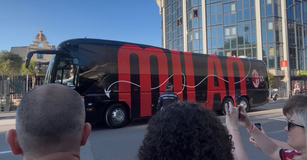 VIDEO, Milan Monza: pullman rossonero arrivato a ‘San Siro’ | PM News VIDEO, Milan Monza: pullman rossonero arrivato a ‘San Siro’ | PM News