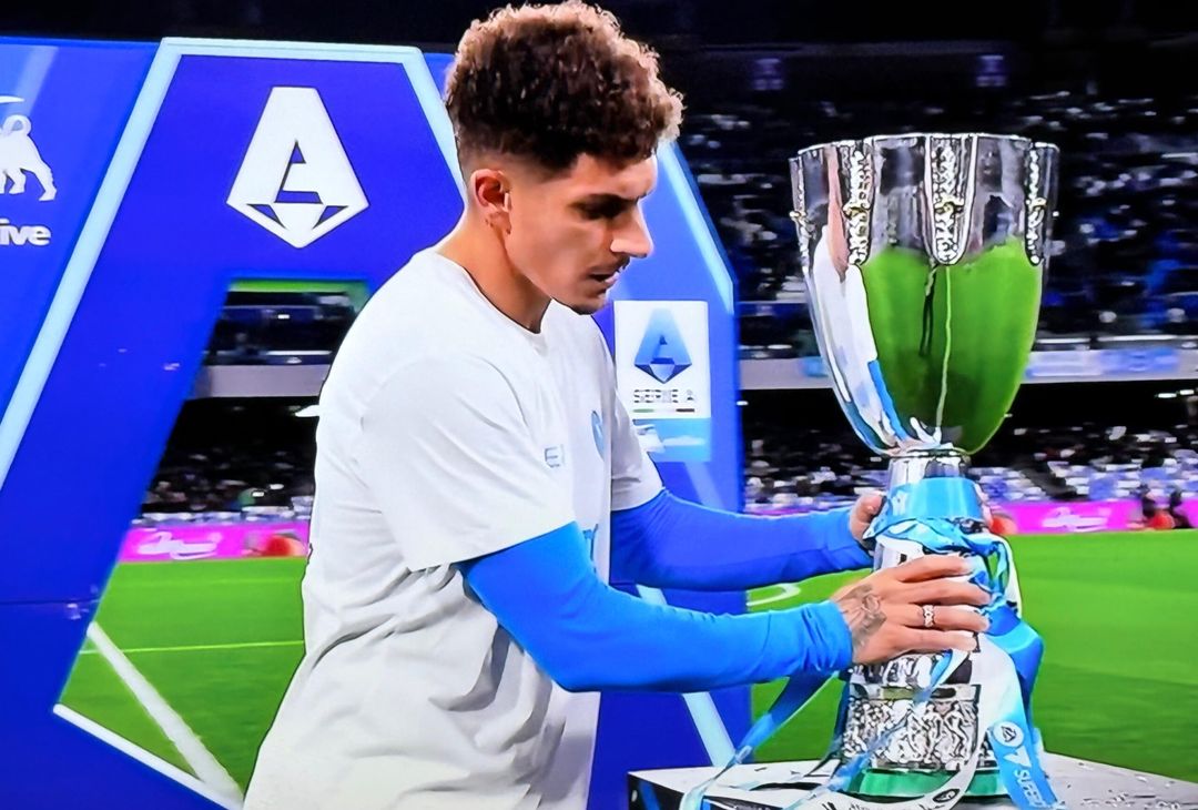 Capitan Di Lorenzo mostra la Supercoppa ai tifosi azzurri al Maradona GALLERY - immagine 4