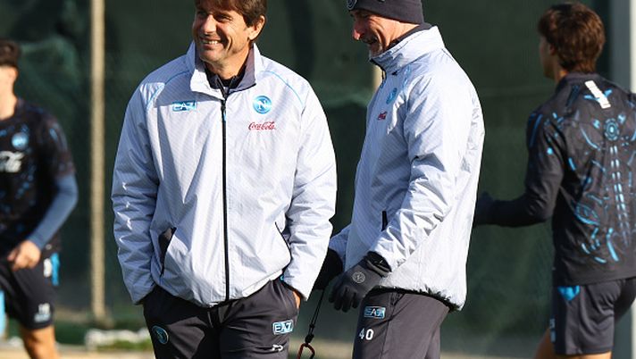 Pronti via, 24 ore all’attesissima sfida di Champions League tra Napoli e Chelsea. Conte guida l’allenamento cercando di trasferire la stessa grinta trasmessa in conferenza.