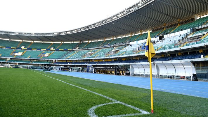 VERONA, ITALY - NOVEMBER 22: General view inside of the stadium prior to kick off during the Serie A match between Hellas Verona FC and US Sassuolo at Stadio Marcantonio Bentegodi on November 22, 2020 in Verona, Italy. Sporting stadiums around Italy remain under strict restrictions due to the Coronavirus Pandemic as Government social distancing laws prohibit fans inside venues resulting in games being played behind closed doors. (Photo by Chris Ricco/Getty Images) Serie A, Verona-Cagliari: le probabili formazioni - immagine 1