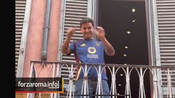 VIDEO – Dybala si affaccia dal balcone del Roma Store: ovazione dei tifosi