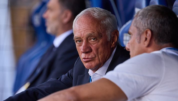 PARMA, ITALY - AUGUST 30: Antonio Percassi of Atalanta looks on prior to the Serie A match between Parma Calcio 1913 and Atalanta BC at Stadio Ennio Tardini on August 30, 2025 in Parma, Italy. (Photo by Emmanuele Ciancaglini/Getty Images) Mercato Inter, ecco cos’ha risposto Percassi ai tifosi dell’Atalanta sul futuro di Palestra - immagine 1