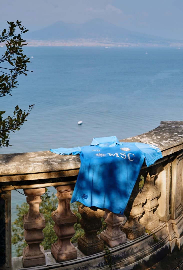 La bellezza della nuova maglia del Napoli con la città sullo sfondo – LE FOTO - immagine 2