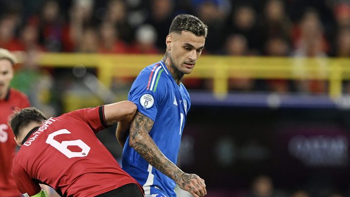 DORTMUND, GERMANY - JUNE 15: Gianluca Scamacca of Italy is challenged by Berat Djimsiti of Albania during the UEFA EURO 2024 group stage match between Italy and Albania at Football Stadium Dortmund on June 15, 2024 in Dortmund, Germany. (Photo by Claudio Villa/Getty Images for FIGC) Gazzetta non perdona Scamacca: “Ha il tiro che poteva chiudere il match e…” - immagine 1
