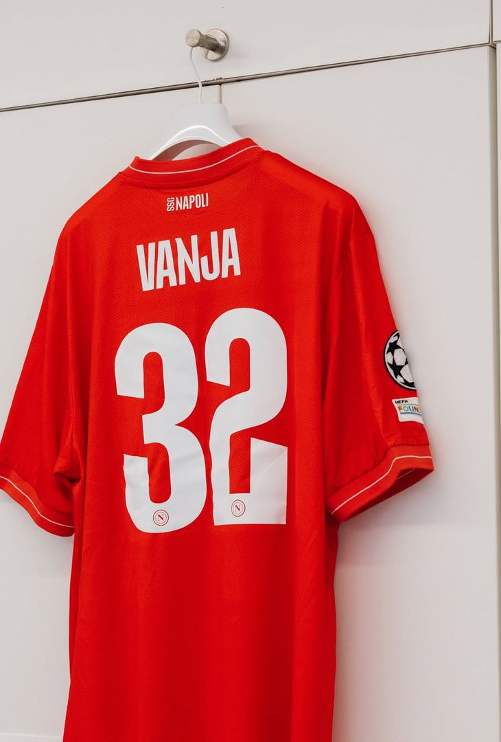 Sale l'attesa per il fischio d'inizio (fissato per le 21:00 odierne) di Napoli-Sporting Lisbona, gara valevole per la 2ª giornata della League Phase dell'annuale edizione di Champions. Per l'occasione, la squadra di Antonio Conte, come dimostra il seguente post pubblicato dalla società partenopea sul proprio account Instagram, scenderà in campo con indosso la maglia azzurra. Spunta, inoltre, un indizio per l'undici titolare dei padroni di casa: tra le foto compare la maglia di Vanja Milinkovic-Savic. È probabile, dunque, che il titolare tra i pali stasera sia il gigante serbo (a discapito di Alex Meret).