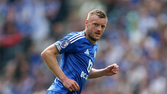 LEICESTER, ENGLAND - MAY 18: Jamie Vardy of Leicester City looks on during the Premier League match between Leicester City FC and Ipswich Town FC at The King Power Stadium on May 18, 2025 in Leicester, England. (Photo by George Wood/Getty Images) Cremonese, Vardy è in Italia e oggi fa le visite. È fatta anche per Faye a 10 milioni: ecco chi è - immagine 1